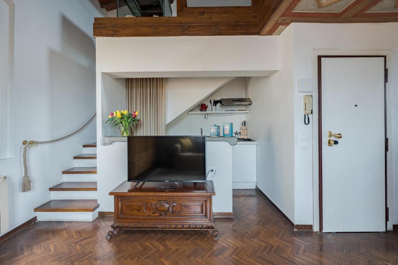 Via Lamberti, 3 - Florence Charming Apartments - Charming And Historic 5Th-Floor Attic Apartment With Elevator In A Building At The Heart Of Vibrant Florence, Just A 2-Minute Walk From All Attractions ภายนอก รูปภาพ
