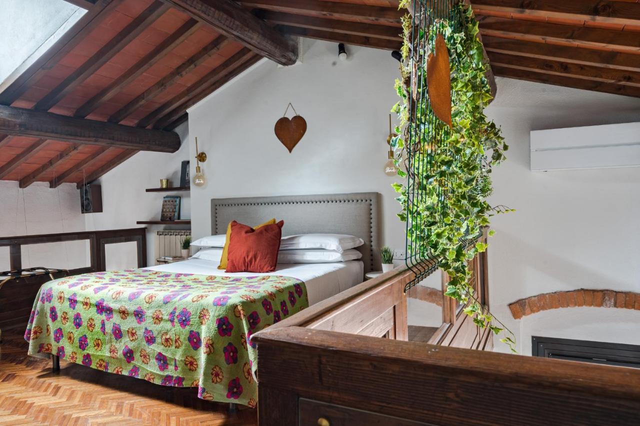 Via Lamberti, 3 - Florence Charming Apartments - Charming And Historic 5Th-Floor Attic Apartment With Elevator In A Building At The Heart Of Vibrant Florence, Just A 2-Minute Walk From All Attractions ภายนอก รูปภาพ